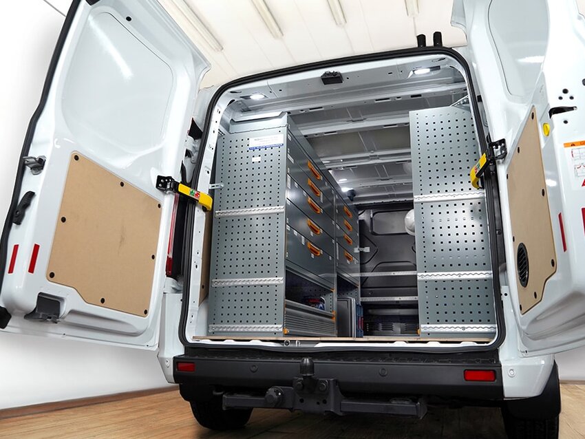 Firmenwagen mit Regalsystem im Laderaum