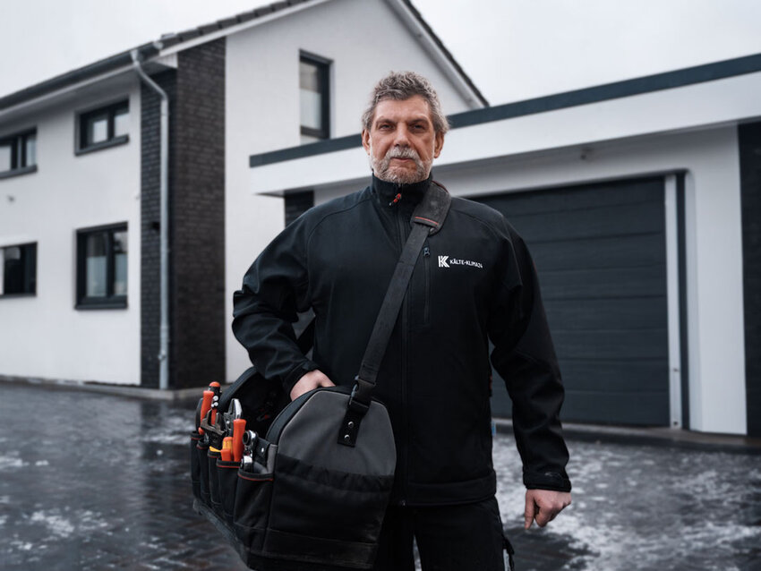 Kundendiensttechniker von Kälte-Klima24 mit Werkzeugtasche